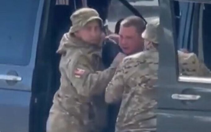 В Одеському ТЦК прокоментували відео із заштовхуванням чоловіка в бус: Він втік з РТЦК та... В-Одеському-ТЦК-прокоментували-відео-із-заштовхуванням-чоловіка-в-бус:-Він-втік-з-РТЦК-та.