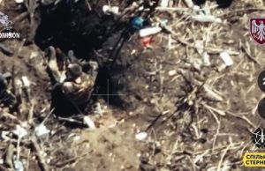 Поранений окупант вставляє дуло автомата до рота та скоює самогубство. ВIДЕО Поранений-окупант-вставляє-дуло-автомата-до-рота-та-скоює-самогубство.-ВiДЕО