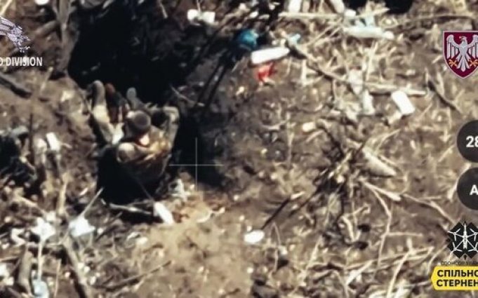 Поранений окупант вставляє дуло автомата до рота та скоює самогубство. ВIДЕО Поранений-окупант-вставляє-дуло-автомата-до-рота-та-скоює-самогубство.-ВiДЕО