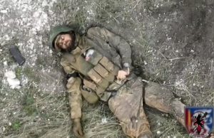 Окупант конає після вибуху боєприпаса, скинутого з українського дрона. ВIДЕО Окупант-конає-після-вибуху-боєприпаса,-скинутого-з-українського-дрона.-ВiДЕО