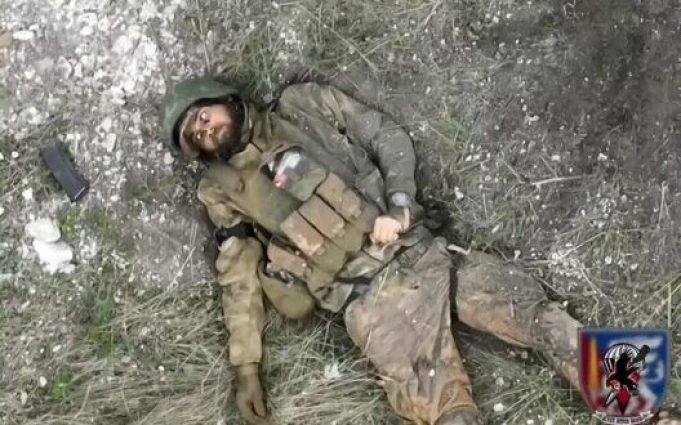 Окупант конає після вибуху боєприпаса, скинутого з українського дрона. ВIДЕО Окупант-конає-після-вибуху-боєприпаса,-скинутого-з-українського-дрона.-ВiДЕО