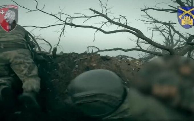 Воїни 63 ОМБр захоплюють ворожий окоп та беруть у полон кількох російських загарбників. ВIДЕО Воїни-63-ОМБр-захоплюють-ворожий-окоп-та-беруть-у-полон-кількох-російських-загарбників.-ВiДЕО
