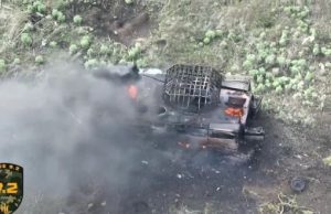 Горить БТР-82 А окупантів, який наїхав на міну в районі міста Часів Яр. ВIДЕО Горить-БТР-82-А-окупантів,-який-наїхав-на-міну-в-районі-міста-Часів-Яр.-ВiДЕО