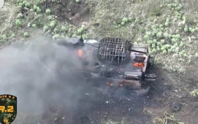 Горить БТР-82 А окупантів, який наїхав на міну в районі міста Часів Яр. ВIДЕО Горить-БТР-82-А-окупантів,-який-наїхав-на-міну-в-районі-міста-Часів-Яр.-ВiДЕО