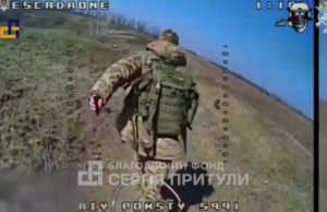 Оператор українського дрона-камікадзе ліквідував окупанта прямим влучанням у голову. ВIДЕО Оператор-українського-дрона-камікадзе-ліквідував-окупанта-прямим-влучанням-у-голову.-ВiДЕО