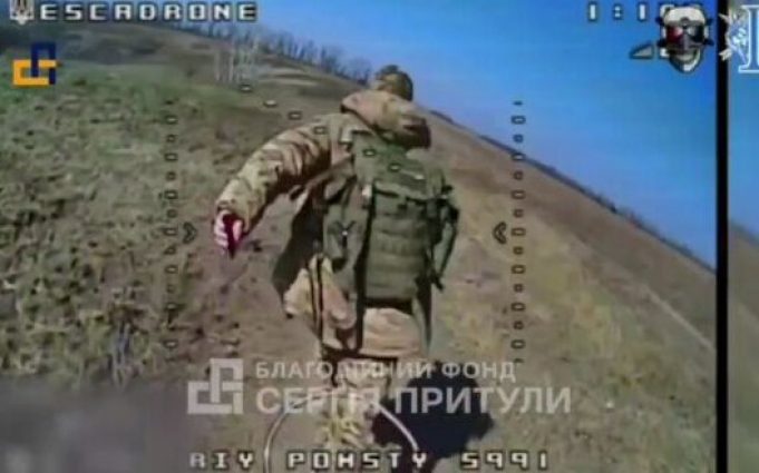 Оператор українського дрона-камікадзе ліквідував окупанта прямим влучанням у голову. ВIДЕО Оператор-українського-дрона-камікадзе-ліквідував-окупанта-прямим-влучанням-у-голову.-ВiДЕО