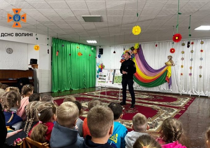 Фахівці ДСНС навчили дітей, як уникнути небезпеки.