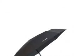 Різновиди парасольок та особливості вибору Дощ — не привід змінювати свої плани. Щоб не промокнути, варто вибирати собі якісні парасольки від відомих брендів. Вони захистять від опадів будь-якої інтенсивності, не зламаються під поривами вітру й будуть слугувати багато років. Головне — зробити правильний вибір. Різновиди парасольок Існує два основних різновиди парасольок: тростинки — проста конструкція, класичний вигляд, висока міцність, зазвичай мають великий купол та стильно виглядають у складеному та розкладеному стані; складні — механізм дозволяє таким виробам скластись у 2, 3 або навіть 4 рази, через це вони мають компактний розмір, можуть поміщатися в сумку або рюкзак, їх зручно брати із собою й носити містом. Під час виготовлення складних парасольок застосовують такі варіанти складання: механічний — моделі розкриваються й закриваються вручну, процес може здатися незручним, проте саме такі механізми є надійними та довговічними; напівавтомат — автоматично відкривається, але закривається руками, доволі недорогий і найрозповсюдженіший варіант для виробництва складних парасольок; автомат — усі операції здійснюються однією кнопкою на рукоятці, термін експлуатації визначається якістю механізму. Якщо шукаєте парасольку, яка буде захищати від дощу протягом кількох років, зазирніть на сторінки магазину Samsonite. Тут ви знайдете аксесуари на різний смак і бюджет. Всі моделі об’єднані високою якістю й сучасними технологіями. Особливості вибору Передусім радимо вибирати якісні парасольки від відомих виробників. Попри спокусу придбати недорогий аналог, ви можете втратити свій аксесуар вже від першого пориву вітру. З фірмовими парасольками такого не станеться. Вони мають систему «антивітер» і посилені спиці, що не зламаються, навіть якщо виріб виверне в інший бік. Основні критерії, на які ви повинні звернути увагу: розмір; механізм складання; колір. Пам’ятайте, що парасолька — це не просто захист від дощу, а стильний аксесуар. Вона підкреслює стиль, статус і стає вагомим доповненням до вашого образу. Підберіть свою ідеальну модель — і нехай вона слугуватиме, поки не набридне.