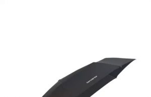 Різновиди парасольок та особливості вибору Дощ — не привід змінювати свої плани. Щоб не промокнути, варто вибирати собі якісні парасольки від відомих брендів. Вони захистять від опадів будь-якої інтенсивності, не зламаються під поривами вітру й будуть слугувати багато років. Головне — зробити правильний вибір. Різновиди парасольок Існує два основних різновиди парасольок: тростинки — проста конструкція, класичний вигляд, висока міцність, зазвичай мають великий купол та стильно виглядають у складеному та розкладеному стані; складні — механізм дозволяє таким виробам скластись у 2, 3 або навіть 4 рази, через це вони мають компактний розмір, можуть поміщатися в сумку або рюкзак, їх зручно брати із собою й носити містом. Під час виготовлення складних парасольок застосовують такі варіанти складання: механічний — моделі розкриваються й закриваються вручну, процес може здатися незручним, проте саме такі механізми є надійними та довговічними; напівавтомат — автоматично відкривається, але закривається руками, доволі недорогий і найрозповсюдженіший варіант для виробництва складних парасольок; автомат — усі операції здійснюються однією кнопкою на рукоятці, термін експлуатації визначається якістю механізму. Якщо шукаєте парасольку, яка буде захищати від дощу протягом кількох років, зазирніть на сторінки магазину Samsonite. Тут ви знайдете аксесуари на різний смак і бюджет. Всі моделі об’єднані високою якістю й сучасними технологіями. Особливості вибору Передусім радимо вибирати якісні парасольки від відомих виробників. Попри спокусу придбати недорогий аналог, ви можете втратити свій аксесуар вже від першого пориву вітру. З фірмовими парасольками такого не станеться. Вони мають систему «антивітер» і посилені спиці, що не зламаються, навіть якщо виріб виверне в інший бік. Основні критерії, на які ви повинні звернути увагу: розмір; механізм складання; колір. Пам’ятайте, що парасолька — це не просто захист від дощу, а стильний аксесуар. Вона підкреслює стиль, статус і стає вагомим доповненням до вашого образу. Підберіть свою ідеальну модель — і нехай вона слугуватиме, поки не набридне.