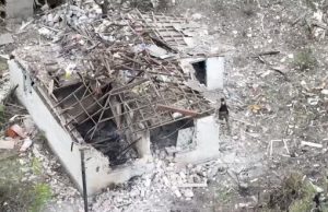 Двоє окупантів невдало сховались у зруйнованому будинку. ВIДЕО Двоє-окупантів-невдало-сховались-у-зруйнованому-будинку.-ВiДЕО