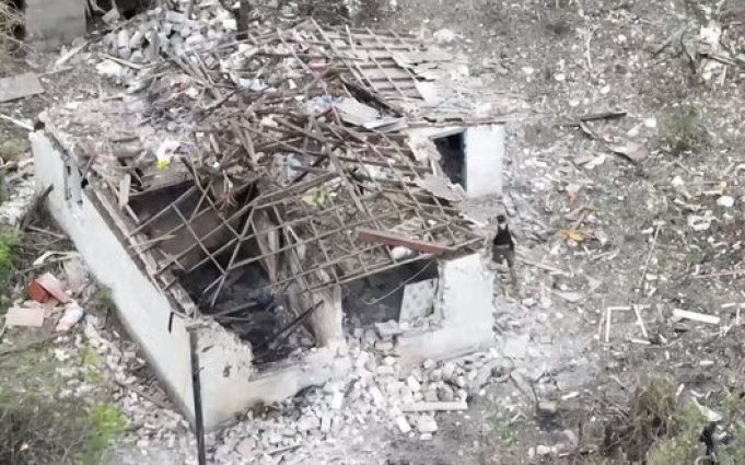 Двоє окупантів невдало сховались у зруйнованому будинку. ВIДЕО Двоє-окупантів-невдало-сховались-у-зруйнованому-будинку.-ВiДЕО