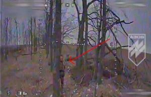 Російські піхотинці ховаються за деревами від ударних дронів на Кремінському напрямку. ВIДЕО Російські-піхотинці-ховаються-за-деревами-від-ударних-дронів-на-Кремінському-напрямку.-ВiДЕО