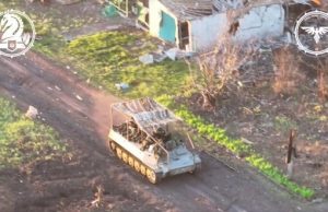 Воїни ЗСУ нищать ворожу техніку разом з особовим складом за допомогою БМП Bradley. ВIДЕО Воїни-ЗСУ-нищать-ворожу-техніку-разом-з-особовим-складом-за-допомогою-БМП-bradley.-ВiДЕО