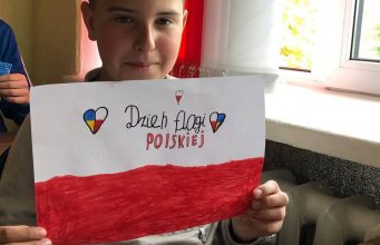 Учні Нововолинських ліцеїв привітали поляків з Днем державного прапора Учні-Нововолинських-ліцеїв-привітали-поляків-з-Днем-державного-прапора