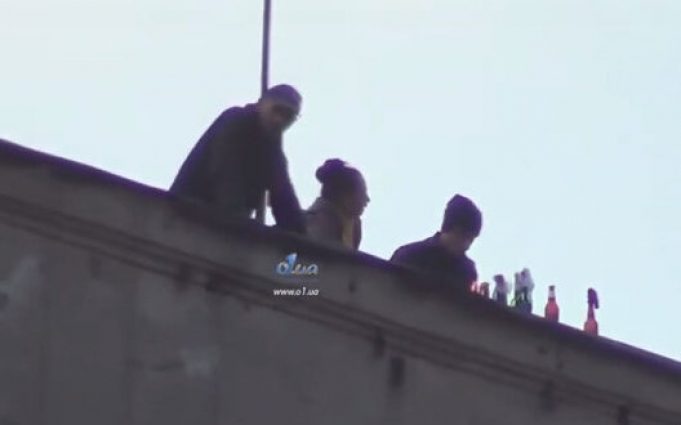 Кадри з Одеси 2 травня 2014 року: Проросійські бойовики кидають коктейлі Молотова і стріляють із... Кадри-з-Одеси-2-травня-2014-року:-Проросійські-бойовики-кидають-коктейлі-Молотова-і-стріляють-із.