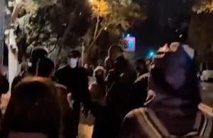 У Грузії група “тітушок” напала на протестувальників проти закону “про іноагентів”. ВIДЕО У-Грузії-група-“тітушок”-напала-на-протестувальників-проти-закону-“про-іноагентів”.-ВiДЕО