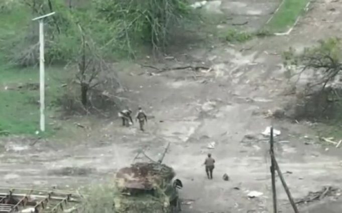 Українські захисники поділилися подробицями, як окупанти підірвалися на міні. ВIДЕО Українські-захисники-поділилися-подробицями,-як-окупанти-підірвалися-на-міні.-ВiДЕО