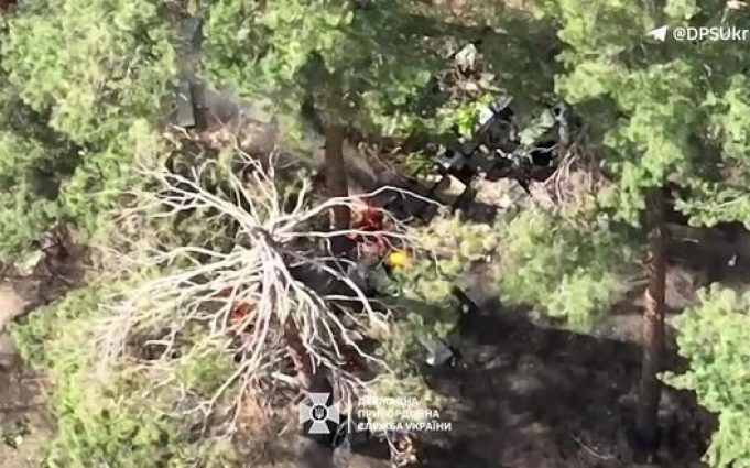 Прикордонники знищили польовий склад БК та вразили позицію ворожих мінометників. ВIДЕО Прикордонники-знищили-польовий-склад-БК-та-вразили-позицію-ворожих-мінометників.-ВiДЕО