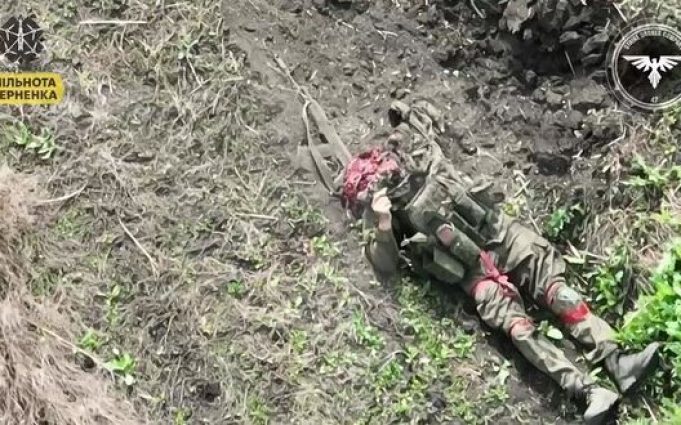 Окупанту відірвало голову після влучання боєприпасу з дрона бійців 47 ОМБр. ВIДЕО 18+ Окупанту-відірвало-голову-після-влучання-боєприпасу-з-дрона-бійців-47-ОМБр.-ВiДЕО-18+