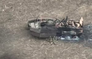 Знищення двох російських піхотинців дронами-камікадзе. ВIДЕО Знищення-двох-російських-піхотинців-дронами-камікадзе.-ВiДЕО