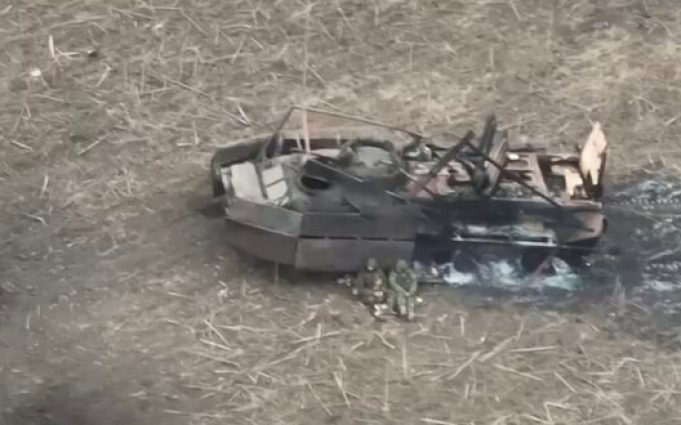 Знищення двох російських піхотинців дронами-камікадзе. ВIДЕО Знищення-двох-російських-піхотинців-дронами-камікадзе.-ВiДЕО