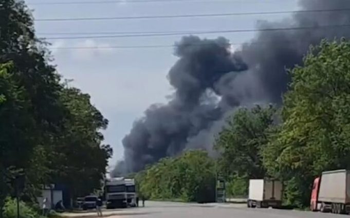 Під Кропивницьким масштабна пожежа, горить підприємство “Хімрезерв”, є загиблий. ВIДЕО Під-Кропивницьким-масштабна-пожежа,-горить-підприємство-“Хімрезерв”,-є-загиблий.-ВiДЕО