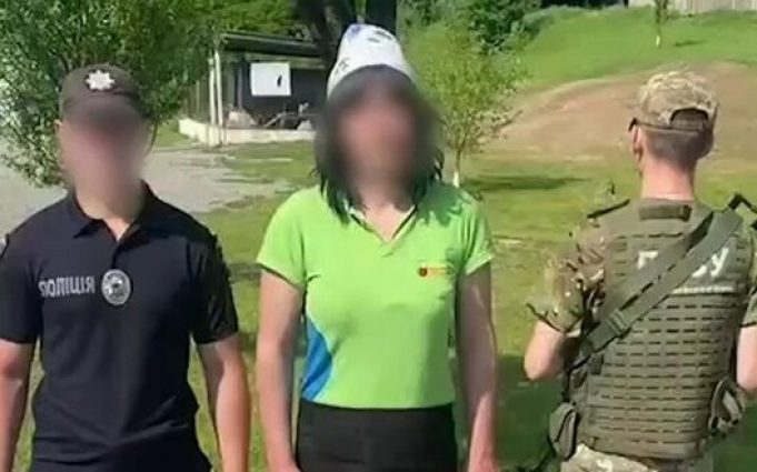 Чоловік у жіночому вбранні намагався виїхати з України з паспортом сестри, – ДПСУ. ВIДЕО Чоловік-у-жіночому-вбранні-намагався-виїхати-з-України-з-паспортом-сестри,-–-ДПСУ.-ВiДЕО