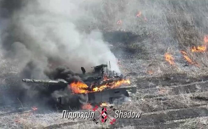Українські захисники спалили російський танк Т-90М на Донеччині. ВIДЕО Українські-захисники-спалили-російський-танк-Т-90М-на-Донеччині.-ВiДЕО