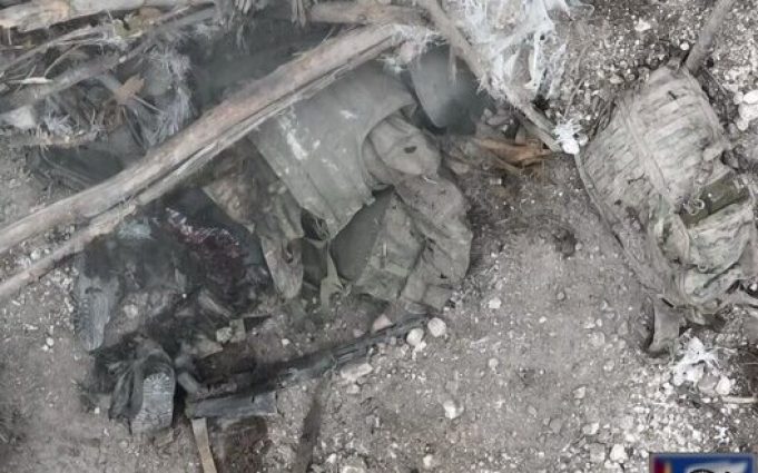 Окупанту відірвало ноги після влучання боєприпасу з дрона бійців 81 ОАМБр. ВIДЕО 18+ Окупанту-відірвало-ноги-після-влучання-боєприпасу-з-дрона-бійців-81-ОАМБр.-ВiДЕО-18+