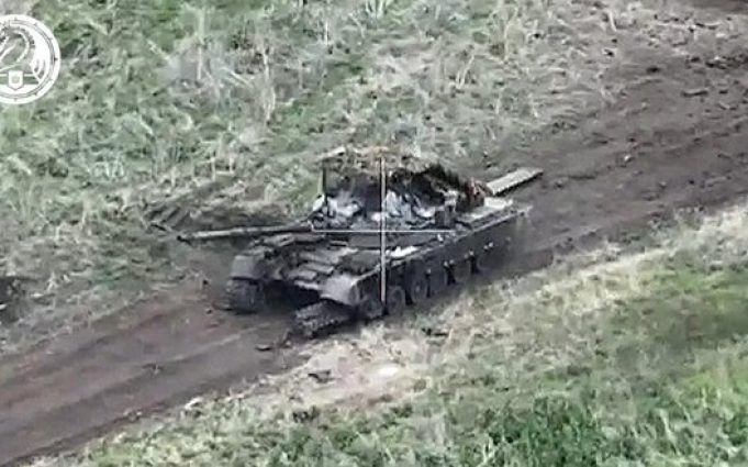 БМП Bradley ракетою TOW знищив російський танк Т-80. ВIДЕО БМП-bradley-ракетою-tow-знищив-російський-танк-Т-80.-ВiДЕО