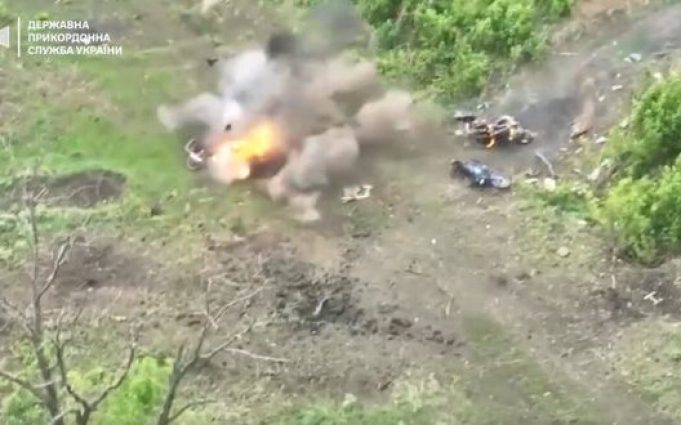 Прикордонники дронами знищили 6 мотоциклів окупантів на Бахмутському напрямку. ВIДЕО Прикордонники-дронами-знищили-6-мотоциклів-окупантів-на-Бахмутському-напрямку.-ВiДЕО