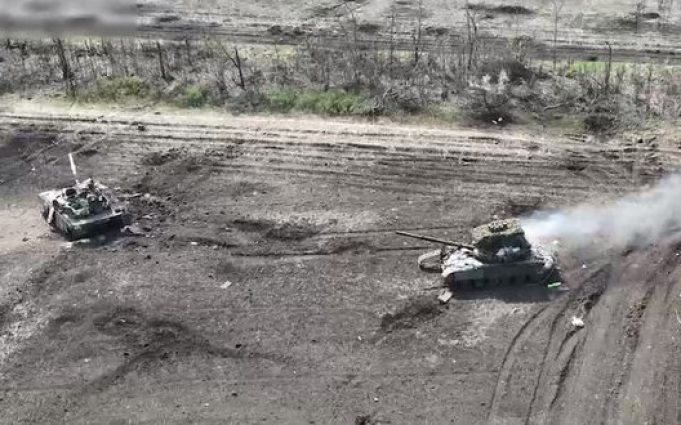 Потужна детонація російського танка після скиду з дрона гранати у відкритий люк. ВIДЕО Потужна-детонація-російського-танка-після-скиду-з-дрона-гранати-у-відкритий-люк.-ВiДЕО