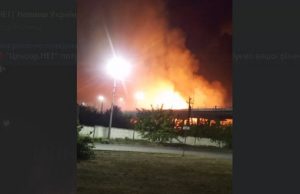 В окупованих Ровеньках на Луганщині після вибухів горить нафтобаза. ВIДЕО В-окупованих-Ровеньках-на-Луганщині-після-вибухів-горить-нафтобаза.-ВiДЕО