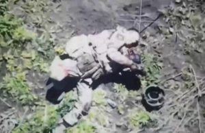 Росіянин закладає гранату під бронежилет та підриває себе. ВIДЕО Росіянин-закладає-гранату-під-бронежилет-та-підриває-себе.-ВiДЕО