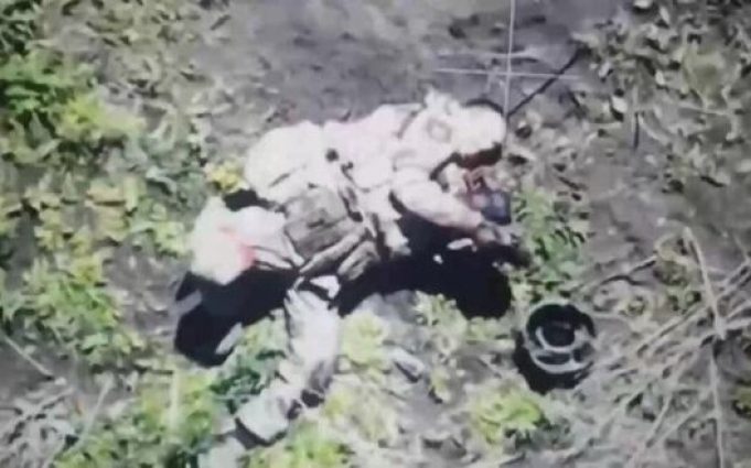 Росіянин закладає гранату під бронежилет та підриває себе. ВIДЕО Росіянин-закладає-гранату-під-бронежилет-та-підриває-себе.-ВiДЕО