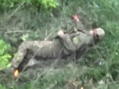 Окупант закладає гранату під бронежилет та підриває себе під Авдіївкою. ВIДЕО Окупант-закладає-гранату-під-бронежилет-та-підриває-себе-під-Авдіївкою.-ВiДЕО