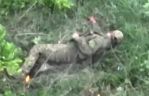 Окупант закладає гранату під бронежилет та підриває себе під Авдіївкою. ВIДЕО Окупант-закладає-гранату-під-бронежилет-та-підриває-себе-під-Авдіївкою.-ВiДЕО