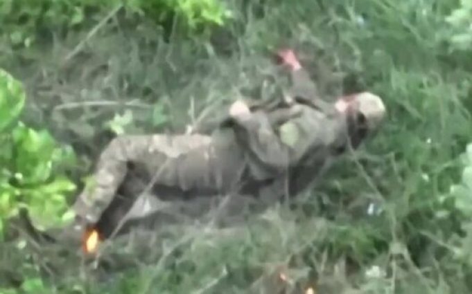 Окупант закладає гранату під бронежилет та підриває себе під Авдіївкою. ВIДЕО Окупант-закладає-гранату-під-бронежилет-та-підриває-себе-під-Авдіївкою.-ВiДЕО