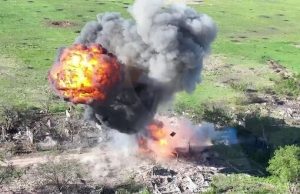 Російський танк Т-80БВМ розлітається на друзки після влучання українського дрона. ВIДЕО Російський-танк-Т-80БВМ-розлітається-на-друзки-після-влучання-українського-дрона.-ВiДЕО