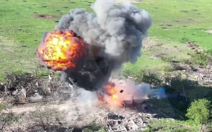 Російський танк Т-80БВМ розлітається на друзки після влучання українського дрона. ВIДЕО Російський-танк-Т-80БВМ-розлітається-на-друзки-після-влучання-українського-дрона.-ВiДЕО