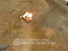 Окупант догорає у полі після спроби збити дрон пляшкою із бензином. ВIДЕО 18+ Окупант-догорає-у-полі-після-спроби-збити-дрон-пляшкою-із-бензином.-ВiДЕО-18+