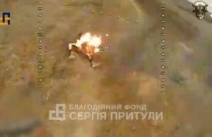 Окупант догорає у полі після спроби збити дрон пляшкою із бензином. ВIДЕО 18+ Окупант-догорає-у-полі-після-спроби-збити-дрон-пляшкою-із-бензином.-ВiДЕО-18+