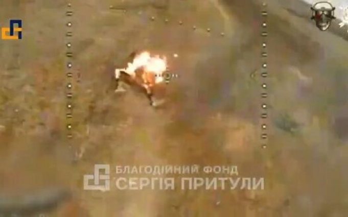 Окупант догорає у полі після спроби збити дрон пляшкою із бензином. ВIДЕО 18+ Окупант-догорає-у-полі-після-спроби-збити-дрон-пляшкою-із-бензином.-ВiДЕО-18+