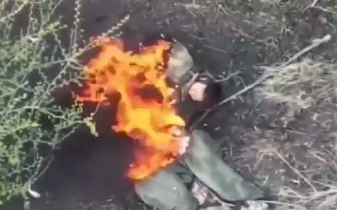 Російський загарбник горить живцем на полі бою. ВIДЕО Російський-загарбник-горить-живцем-на-полі-бою.-ВiДЕО