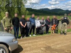 10 тис. євро за проїзд у 3 яруси: легковик із 9 пасажирами зупинено поблизу кордону... 10-тис-євро-за-проїзд-у-3-яруси:-легковик-із-9-пасажирами-зупинено-поблизу-кордону.