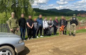 10 тис. євро за проїзд у 3 яруси: легковик із 9 пасажирами зупинено поблизу кордону... 10-тис-євро-за-проїзд-у-3-яруси:-легковик-із-9-пасажирами-зупинено-поблизу-кордону.