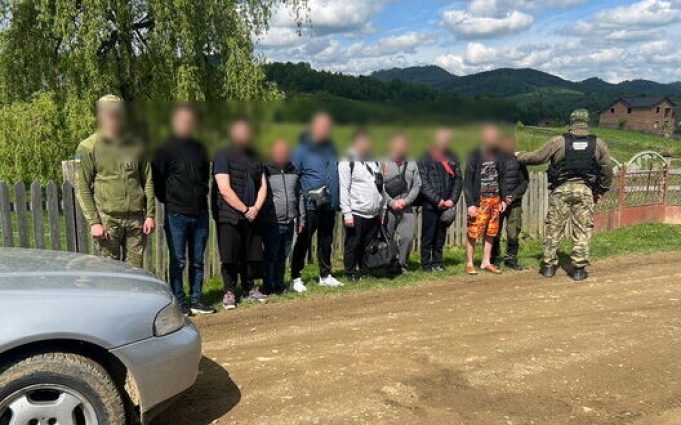 10 тис. євро за проїзд у 3 яруси: легковик із 9 пасажирами зупинено поблизу кордону... 10-тис-євро-за-проїзд-у-3-яруси:-легковик-із-9-пасажирами-зупинено-поблизу-кордону.