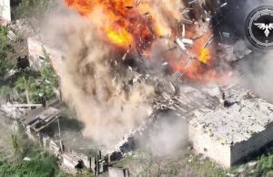 Українські захисники ліквідували близько 10 окупантів, які переховувалися у будівлі. ВIДЕО Українські-захисники-ліквідували-близько-10-окупантів,-які-переховувалися-у-будівлі.-ВiДЕО