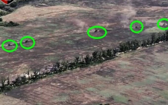 Українські воїни знищили ворожу колону із 5 танків та 5 БМП. ВIДЕО Українські-воїни-знищили-ворожу-колону-із-5-танків-та-5-БМП.-ВiДЕО