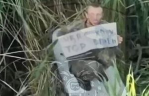 Окупант сидить у кущах з плакатом “UKR TOP. Хочу в плен”. ВIДЕО Окупант-сидить-у-кущах-з-плакатом-“ukr-top-Хочу-в-плен”.-ВiДЕО